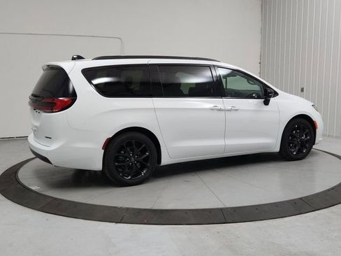 New 2026 Chrysler Pacifica Limited w/ S Appearance Package image 7