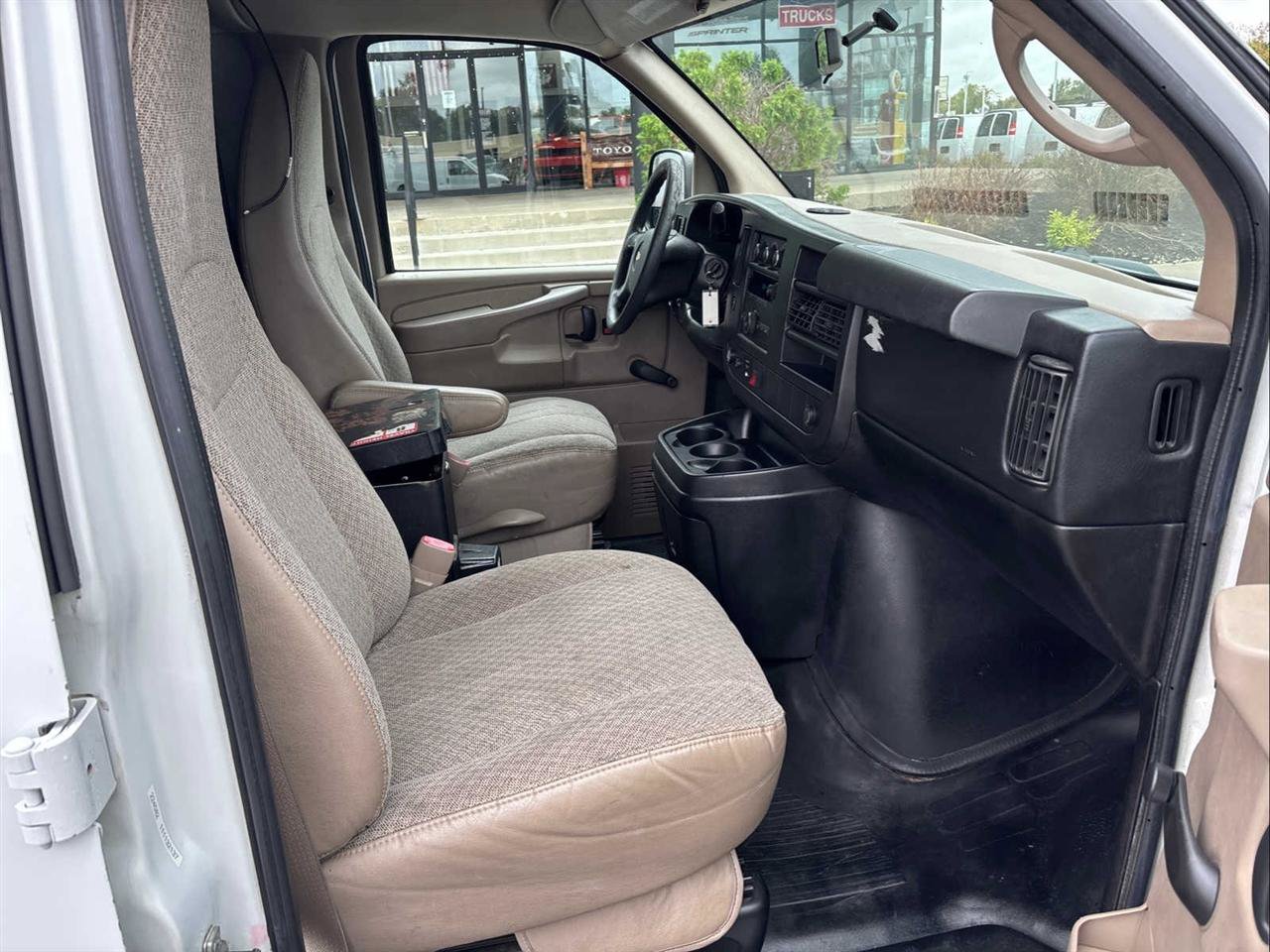 Used 2011 Chevrolet Express 2500 RWD image 18