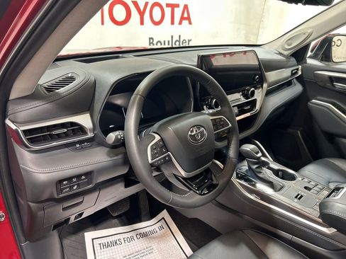 Used 2024 Toyota Highlander Platinum AWD/4WD image 30