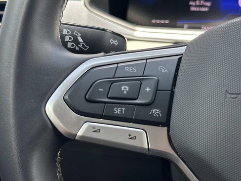 Used 2025 Volkswagen Taos SE FWD image 17