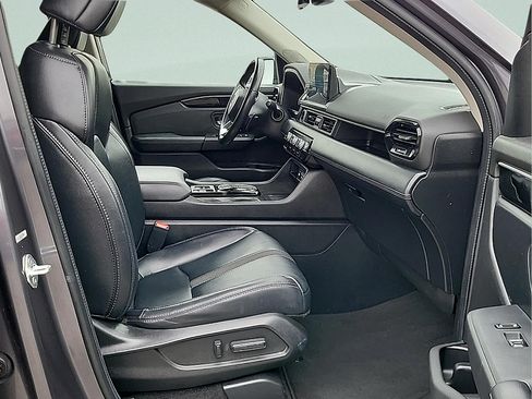Used 2024 Honda Pilot Touring image 10