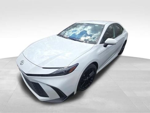 Used 2025 Toyota Camry SE image 9