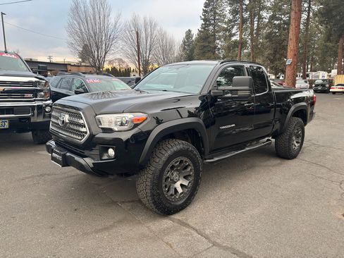 Used 2017 Toyota Tacoma SR5 image 1