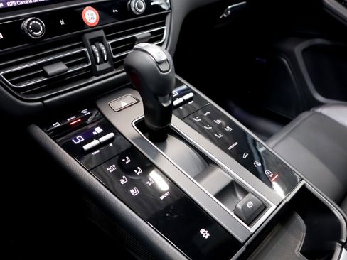 Certified 2022 Porsche Macan AWD/4WD image 16