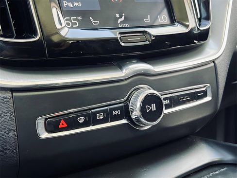 Used 2019 Volvo XC60 T5 Momentum w/ Multimedia Package image 29