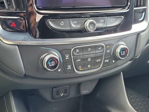 Used 2023 Chevrolet Traverse LT FWD image 30