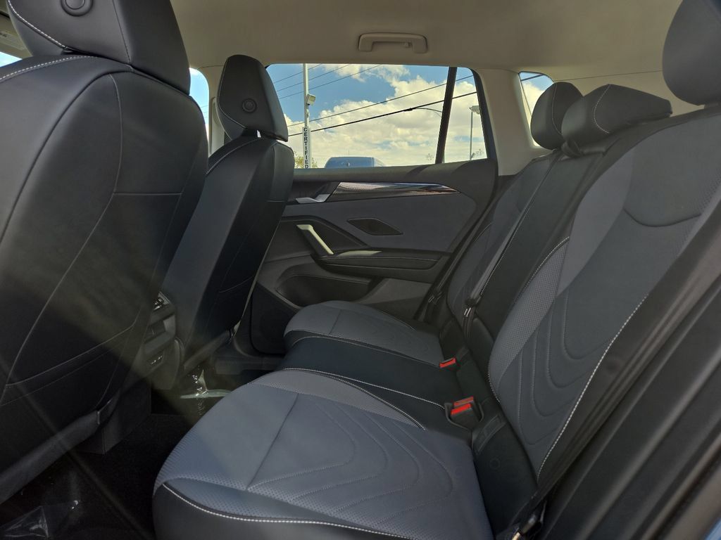 Used 2025 Volkswagen Tiguan SE FWD image 16