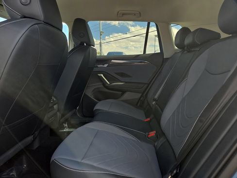 Used 2025 Volkswagen Tiguan SE FWD image 16