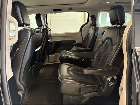 Used 2020 Chrysler Pacifica Limited w/ Advanced Safetytec Group FWD image 10