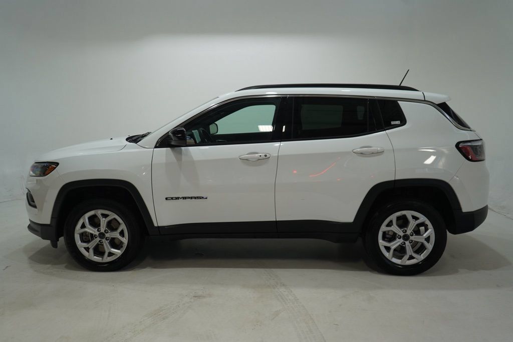 Used 2023 Jeep Compass Latitude w/ Sun and Sound Group AWD/4WD image 4