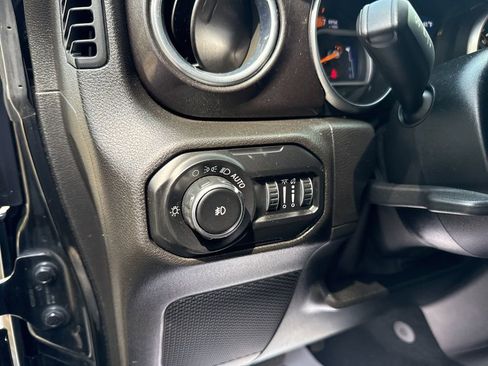 Used 2020 Jeep Wrangler Unlimited Sahara image 16