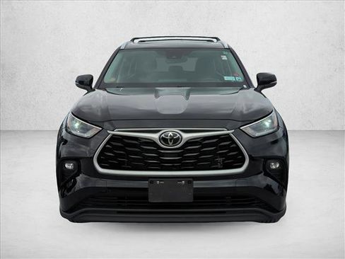 Used 2021 Toyota Highlander XLE image 2
