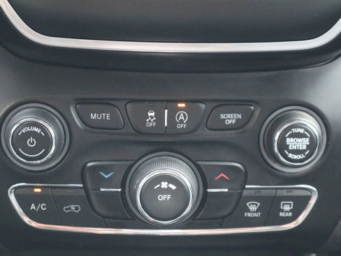 Used 2021 Jeep Cherokee Latitude Lux w/ Sun & Sound Group FWD image 25