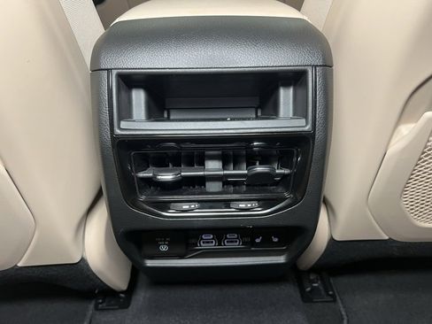 Used 2024 Jeep Grand Cherokee Limited image 23