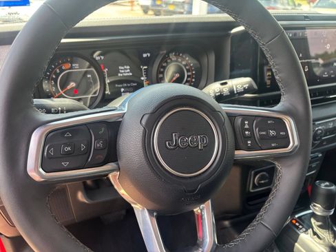 Used 2025 Jeep Wrangler Unlimited Sahara AWD/4WD image 24