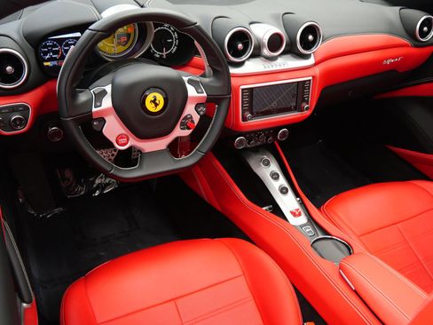 Used 2017 Ferrari California T RWD image 36