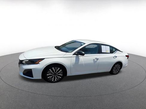 Used 2025 Nissan Altima 2.5 SV FWD image 8