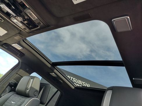 Used 2026 Cadillac Escalade Platinum Sport w/ LPO, Floor Liner Package AWD/4WD image 5