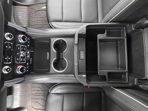 Used 2024 GMC Yukon XL SLT image 37