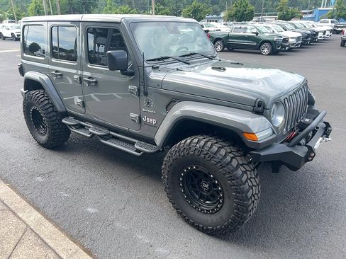 Used 2019 Jeep Wrangler Unlimited Sahara AWD/4WD image 4