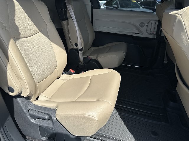Used 2021 Toyota Sienna XLE FWD image 12