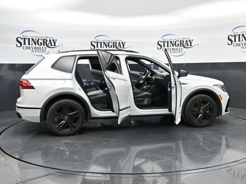 Used 2023 Volkswagen Tiguan SE R-Line AWD/4WD image 36