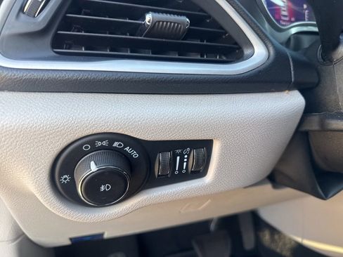 Used 2023 Chrysler Pacifica Touring-L image 17