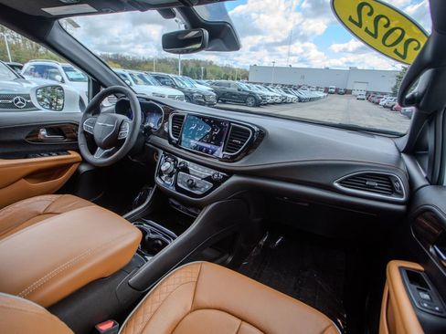 Used 2022 Chrysler Pacifica Pinnacle AWD/4WD image 16