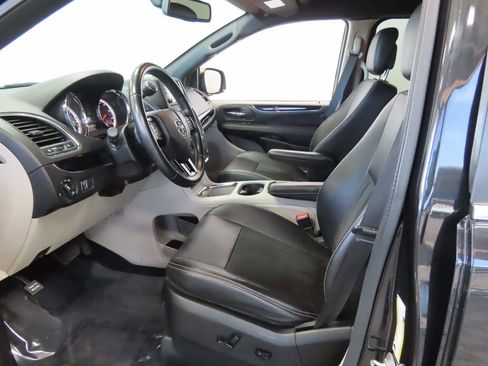 Used 2019 Dodge Grand Caravan SE FWD image 14