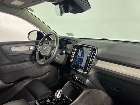 Used 2025 Volvo XC40 B5 Plus image 33