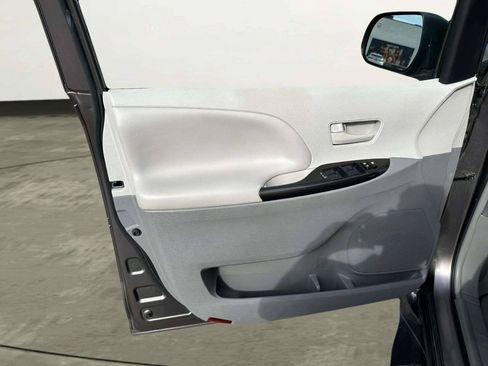Used 2013 Toyota Sienna LE FWD image 12