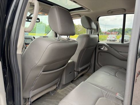 Used 2016 Nissan Frontier SL w/ Moonroof Package AWD/4WD image 28