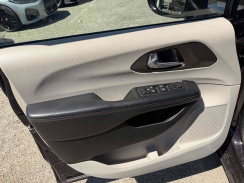 Used 2017 Chrysler Pacifica Touring-L FWD image 9