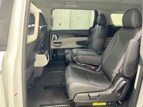 Used 2024 Kia Carnival LX image 22