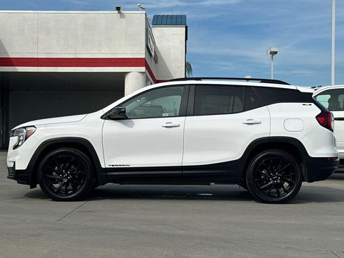 Used 2024 GMC Terrain SLE w/ Elevation Edition image 3