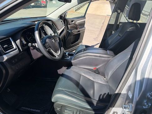 Used 2017 Toyota Highlander XLE AWD/4WD image 15