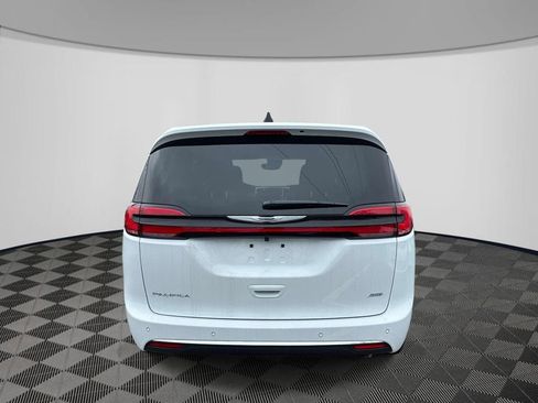 New 2026 Chrysler Pacifica Select image 3