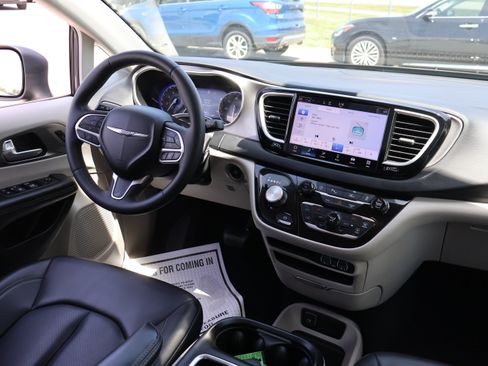 Used 2023 Chrysler Pacifica Touring-L FWD image 13