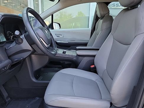 Used 2025 Toyota Sienna XLE FWD image 11