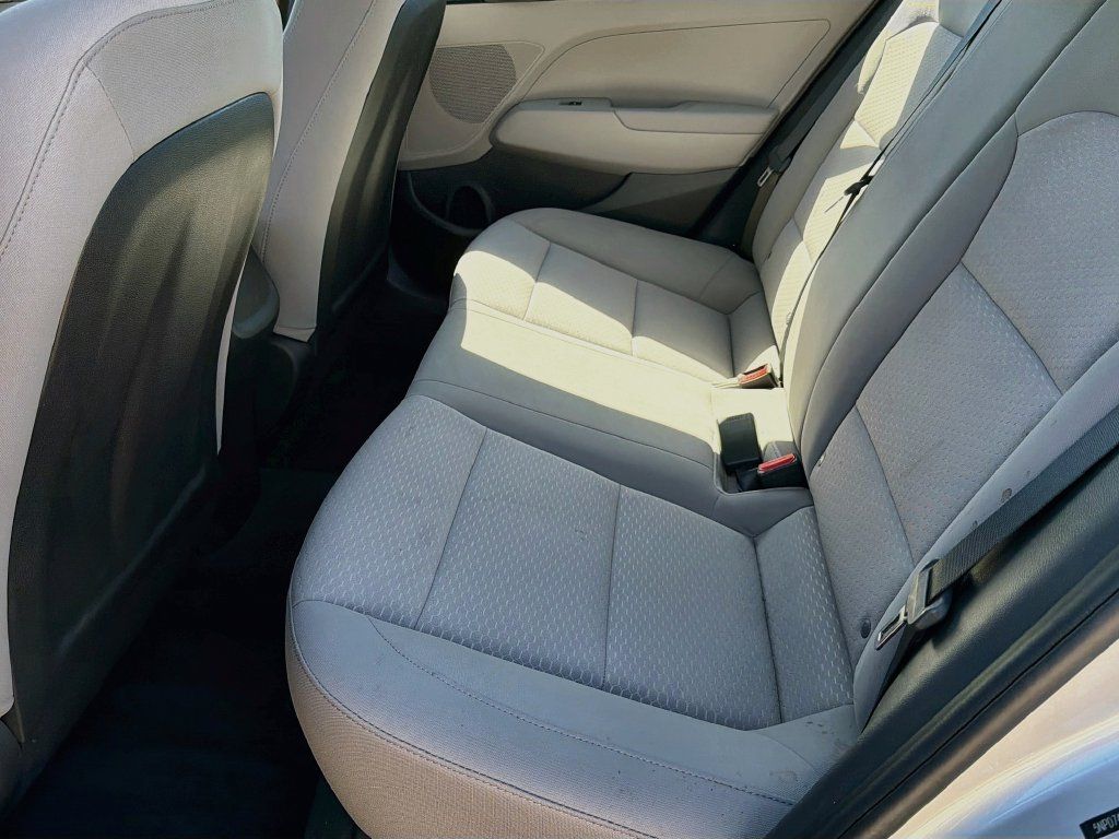 Used 2020 Hyundai Elantra SE FWD image 24