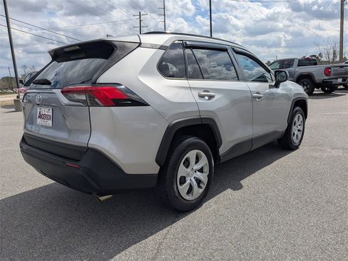 Used 2019 Toyota RAV4 LE image 4