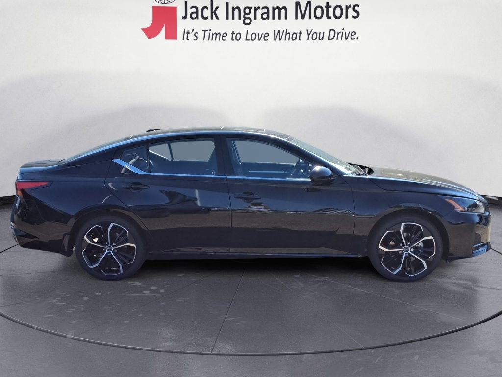 Used 2025 Nissan Altima 2.5 SR w/ SR Premium Package FWD image 6