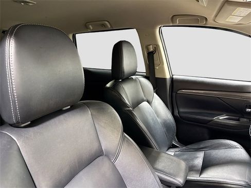 Used 2020 Mitsubishi Outlander SE image 29