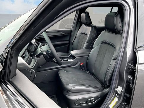 New 2025 Jeep Grand Cherokee Altitude image 11