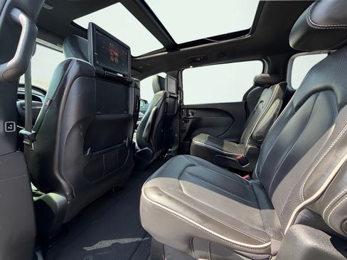 Used 2019 Chrysler Pacifica Limited w/ S Appearance Package FWD image 24