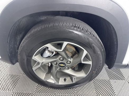 Used 2025 Chevrolet Trax LT w/ LT Convenience Package FWD image 9