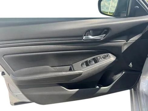 Used 2024 Nissan Altima 2.5 SV FWD image 11