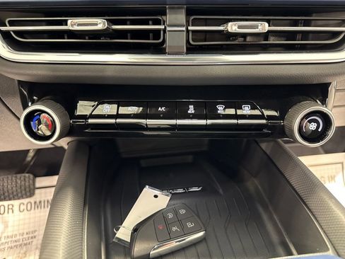 New 2026 Chevrolet Equinox EV LT AWD/4WD image 17