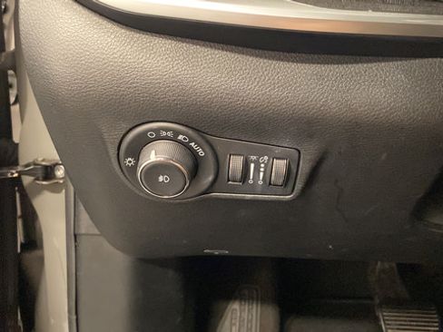 Used 2023 Jeep Compass Latitude AWD/4WD image 23