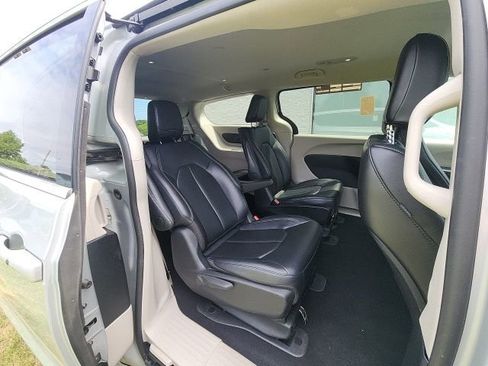 Used 2024 Chrysler Pacifica Limited FWD image 11